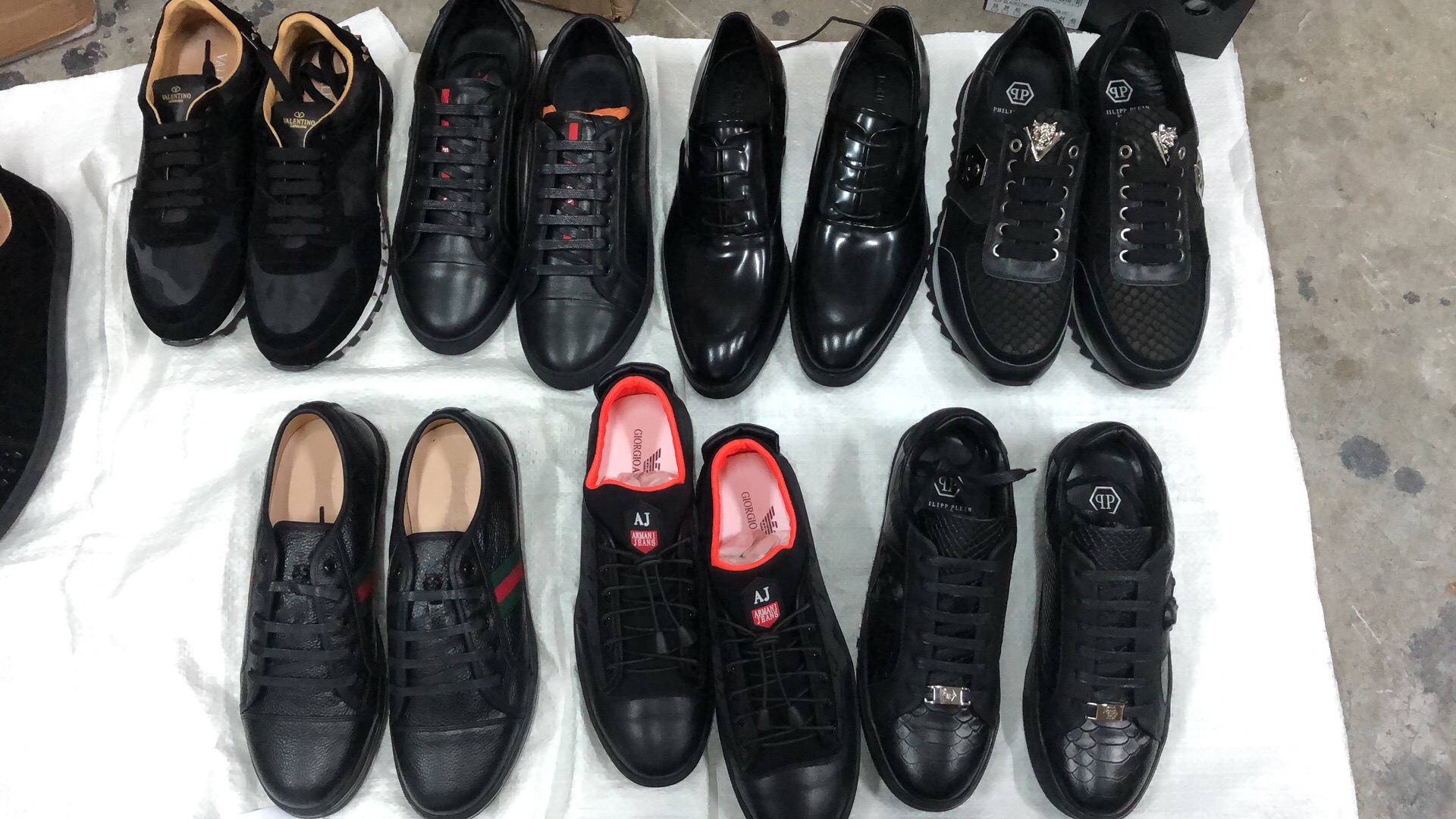 Фабричные бренды. Обувь бренды Китай. Китайский обувной бренд. Брендовая обувь в Китае. Бренды китайских туфлей.